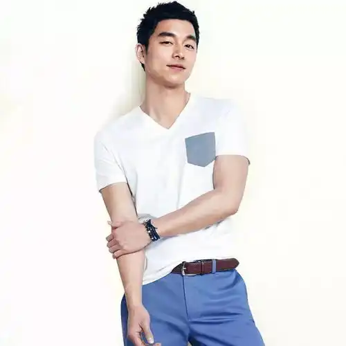 简单温暖最时尚夏天男生穿上白tshirt衬衫,就是女孩们心中60分
