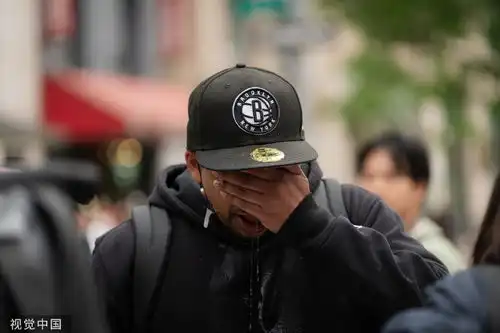 美国警察向高校示威者喷胡椒喷雾
