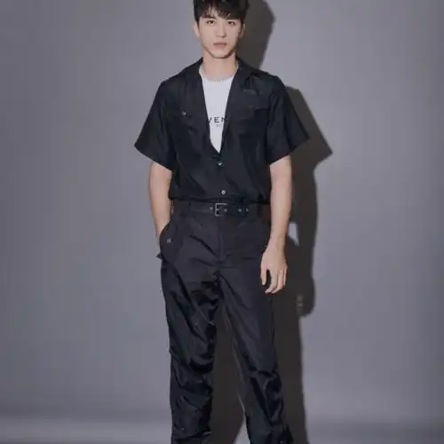 凭借实力几年爆红,温柔男友许魏洲,日常穿搭少不了

