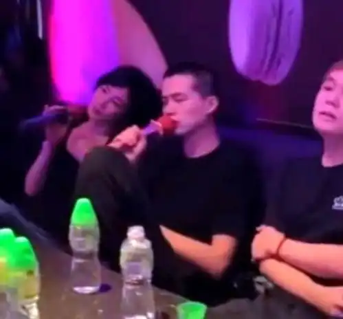 王菲与神秘帅哥现身机场,从粉丝晋升男闺蜜,李亚鹏默默恢复单身
