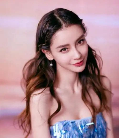 31岁baby自带美颜功能吗回眸一笑甜如少女,精致五官似真人芭比
