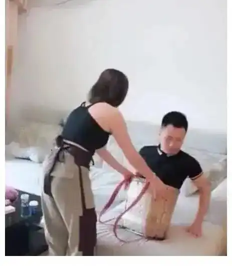 连体夫妻刚离婚,新欢就迫不及待情意绵绵,大秀恩爱
