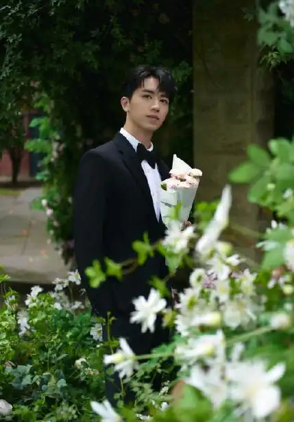 男友求婚视角许魏洲521浪漫写真曝光手捧鲜花让人心动
