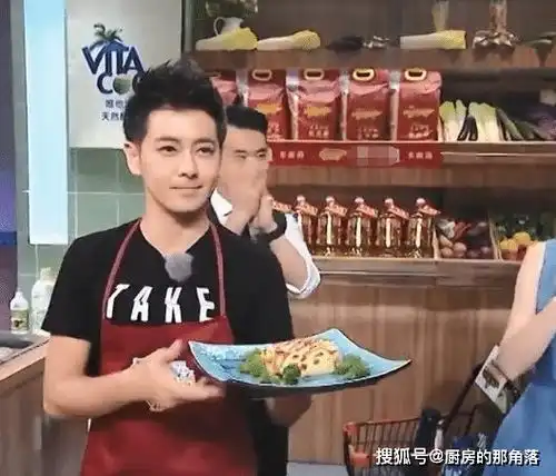 林志颖秘制蛋包饭,锅中的油量吓坏众人,网友半桶油都倒进去了
