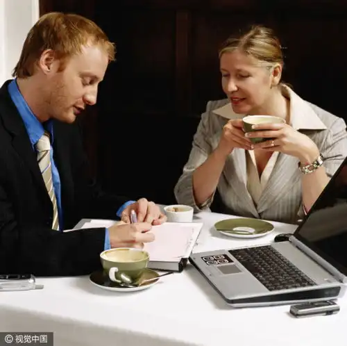 年轻人是工作任务具体且每天都很忙好,还是工作轻闲些好
