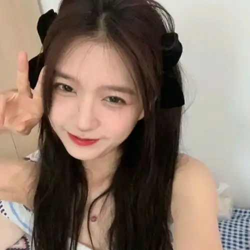 夏日的晚霞是浇着红油的小龙虾壳
