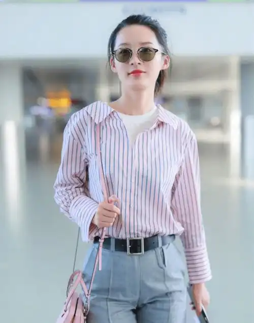 李沁私服真低调,穿329的衬衫搭男士短裤,脚踩小白鞋太少女范
