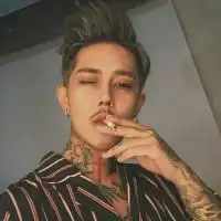 痞子帅气气质男生头像来包辣条压压惊
