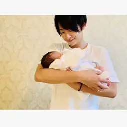 小池澈平升级当爸抱儿子拍照尽显父爱
