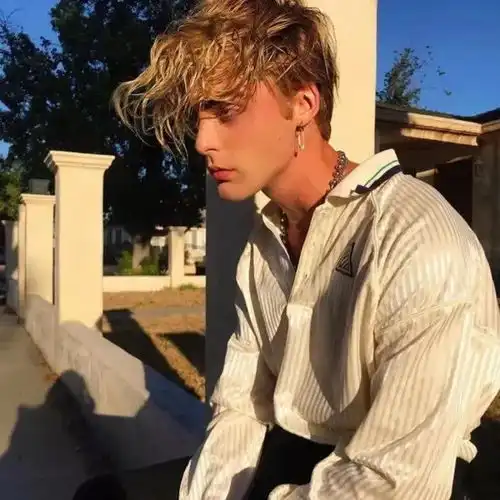 个性欧美微信头像一杯敬过去一杯敬过不去
