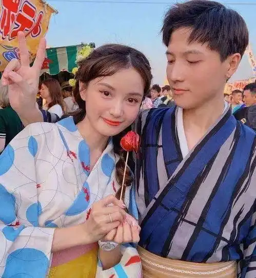 25岁女企业家生活混乱,刚分手就与18岁男模互摸拥吻,没想到对方却是这种人
