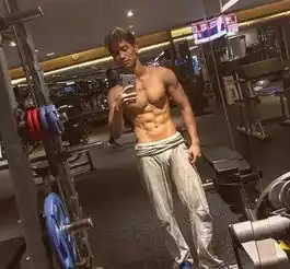 我现在特想看腹肌,怎么办
