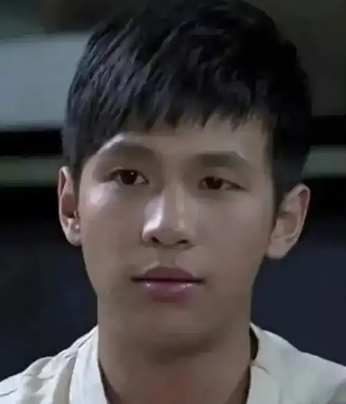 尹正年轻时嫰过鹿晗,宋小宝早年颜值惊人,是什么让他们变了
