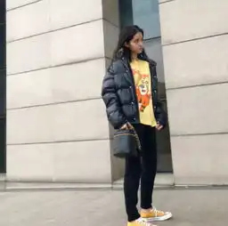 欧阳娜娜又开始搞怪了,pvc帽子最惹眼,不过这次是真的漂亮
