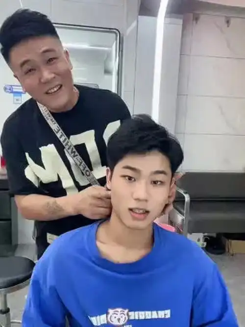 根据脸型设计发型网红美发店男士发型
