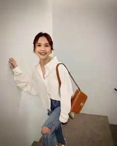 杨丞琳婚后再晒美照,破洞裤衬衣文艺清新,小家庭颜值就靠她了
