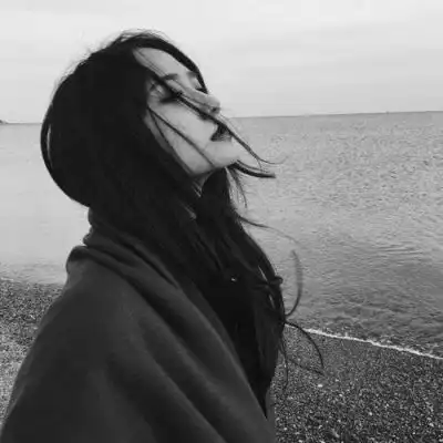 头像女黑白高冷侧面黑白孤傲女生头像
