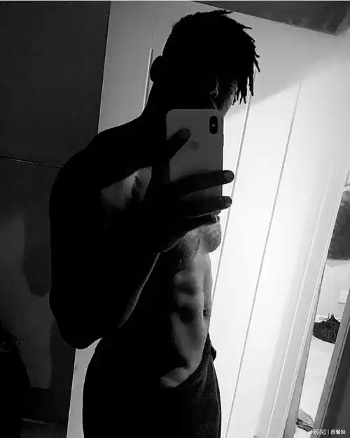 美国现役职业橄榄球运动员携模特男友浪漫出柜黑白配太有爱了
