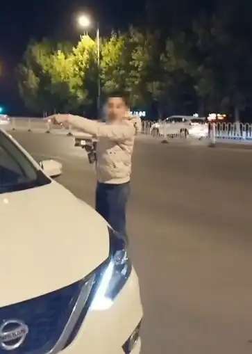 曝光滨州街头一男子开斗气车网友停车后还下车骂人

