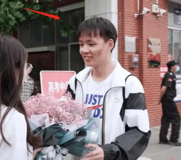 男孩刚出考场,就看到手捧满天星的她,网友看到长相后不淡定了
