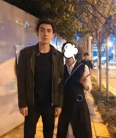 组图网友晒照偶遇林更新瘦身成功身材高挑细腰长腿霸屏
