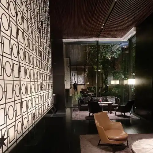 人类高质量男性徐勤根疑身份造假,网红调查其背景,质疑其风格突变原因
