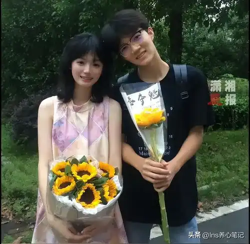 去年牵手冲出考场情侣后续男生复读,女生手捧鲜花等待男友下考
