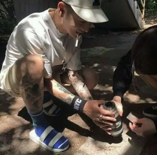 异性晚上聊天时,男生肯问你这3个问题,别激动他可能是要表白
