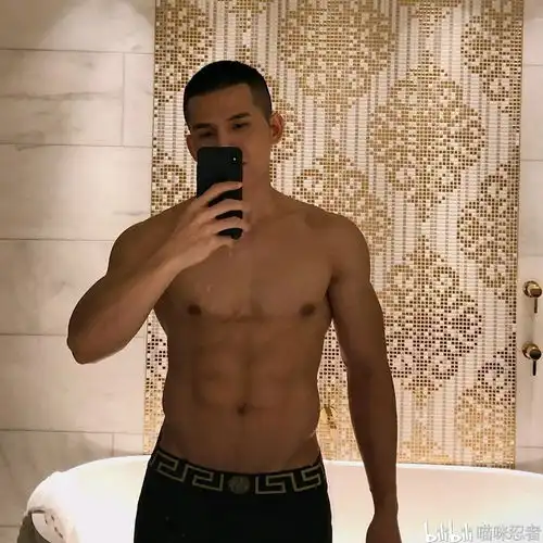 脱衣有肉越南高颜值精壮阳光肌肉帅哥quocthien
