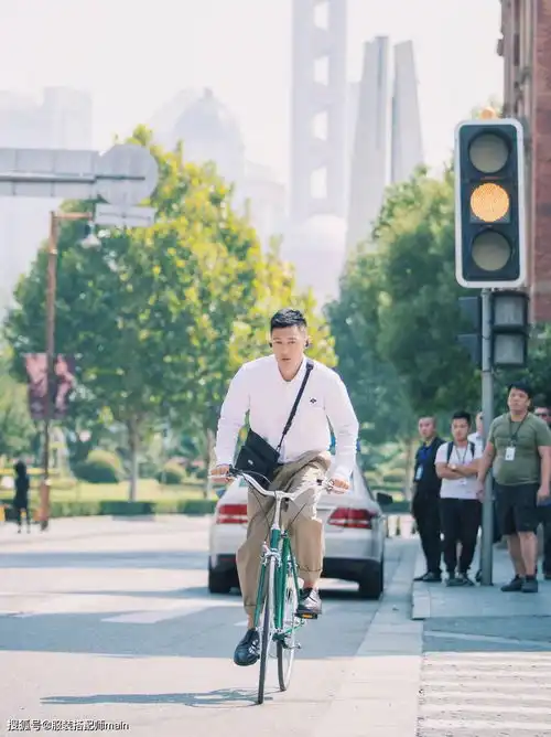 奔四男人日常怎么搭配看潮叔余文乐,一年三季都穿基础款照样酷
