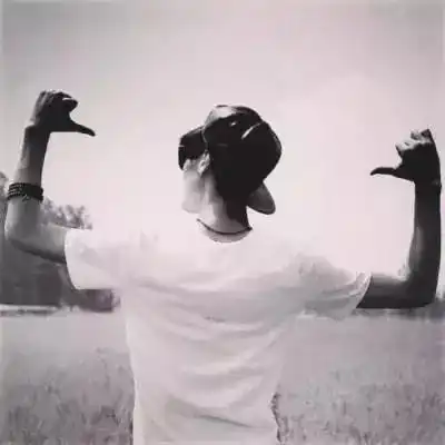 男生背影头像爱自己是终生浪漫的开始
