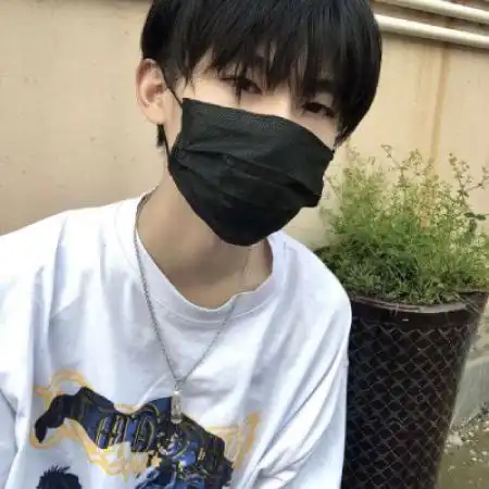 手机控潮流时尚男生头像,同时也是爱宠物的男生
