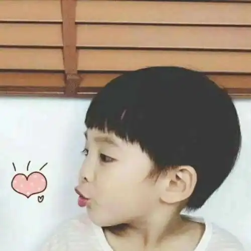 小男孩撅嘴图片的另一半
