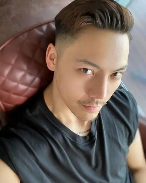 邓伦晒照,留胡子顺带秀身材,肌肉线条若隐若现太可了
