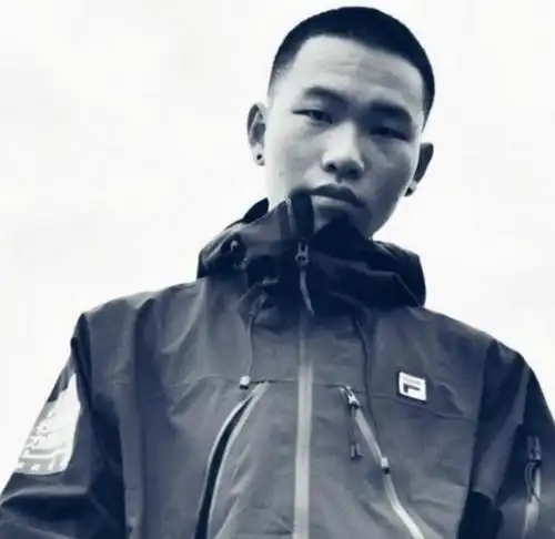 陈坤17岁儿子晒自拍对镜浅笑越长越帅,单眼皮不如父亲有少年感
