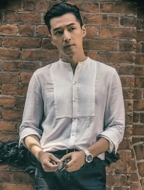 胡歌才是真男神丝绒西装儒雅帅气,一点没有中年大叔的油腻感
