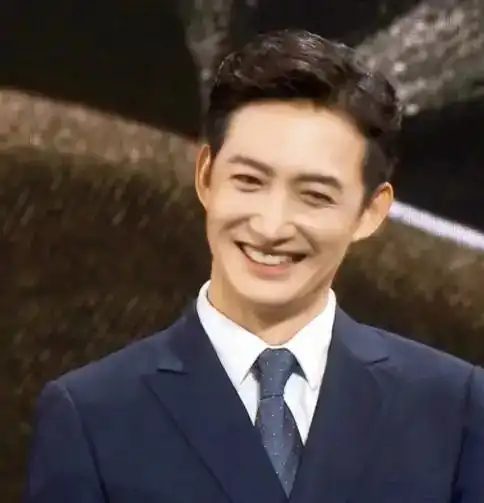 年轻时平平无奇,年长后魅力爆棚,这3位男星真是越老越迷人
