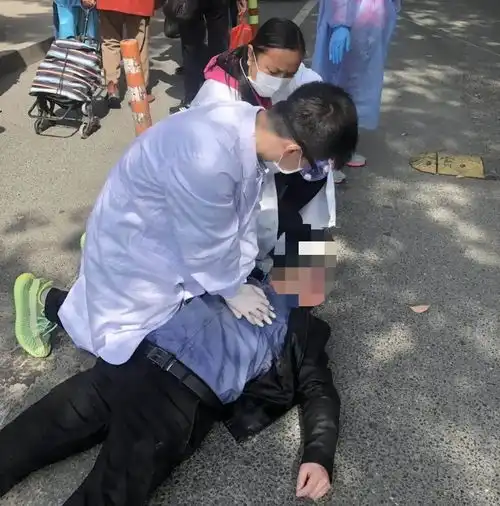 50岁男子晕倒在地后,呼吸心跳都没了幸运的是
