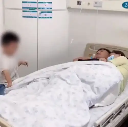 笑哭河南一对父母霸占病床睡觉,儿子坐在椅子上输液一脸懵
