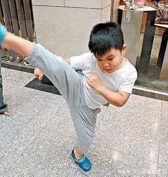 63岁吕良伟冻龄不似老人,儿子却胖得出奇,被富婆妈妈催减肥

