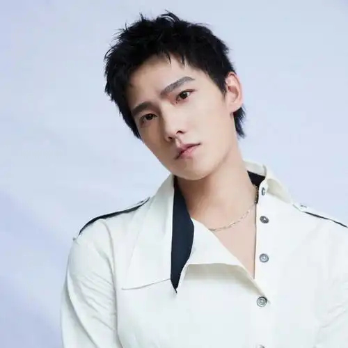 杨洋白衬衫上热搜杨洋白衬衫是夏日清新帅气的杨洋啊这次的造型你可吗
