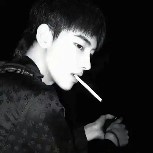 午夜抽烟渣男
