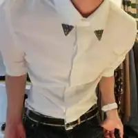 求张露嘴上半身男生穿衬衫的头像最好是白衬衫
