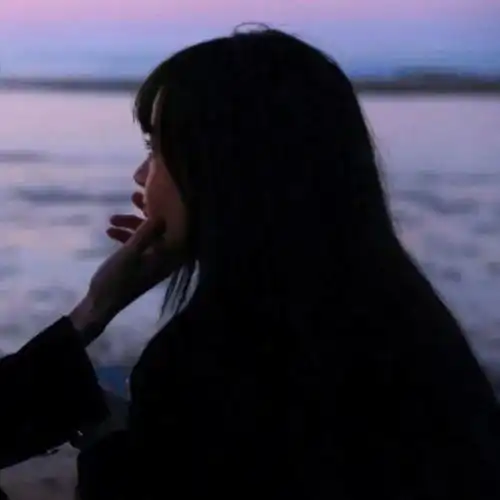 情侣头像满心欢喜热爱未来拭目以待
