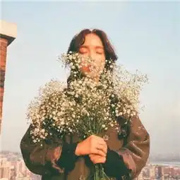 女生手捧满天星头像唯美漂亮2018安静就好何必自寻烦恼
