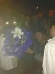 男孩中学门口下跪向女孩求婚小伙伴们惊呆了
