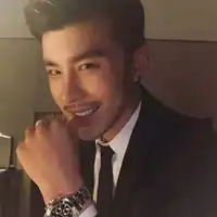 西装革履的正装男人图
