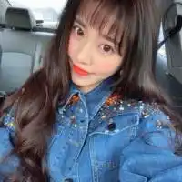 单纯没有任何烦恼,满脸充满阳光的清新美女头像
