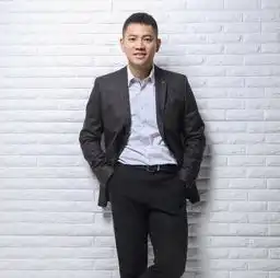 能骚扰李现,拉黑李宇春,带着男朋友上杂志封面的男人是谁
