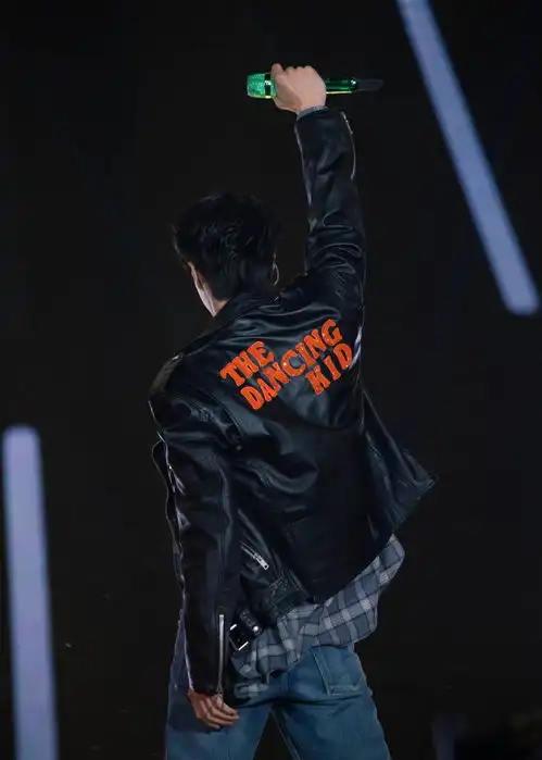 王一博霸气舞台表演点燃寒冷冬夜手捧星动男神全能艺人奖杯满载而归
